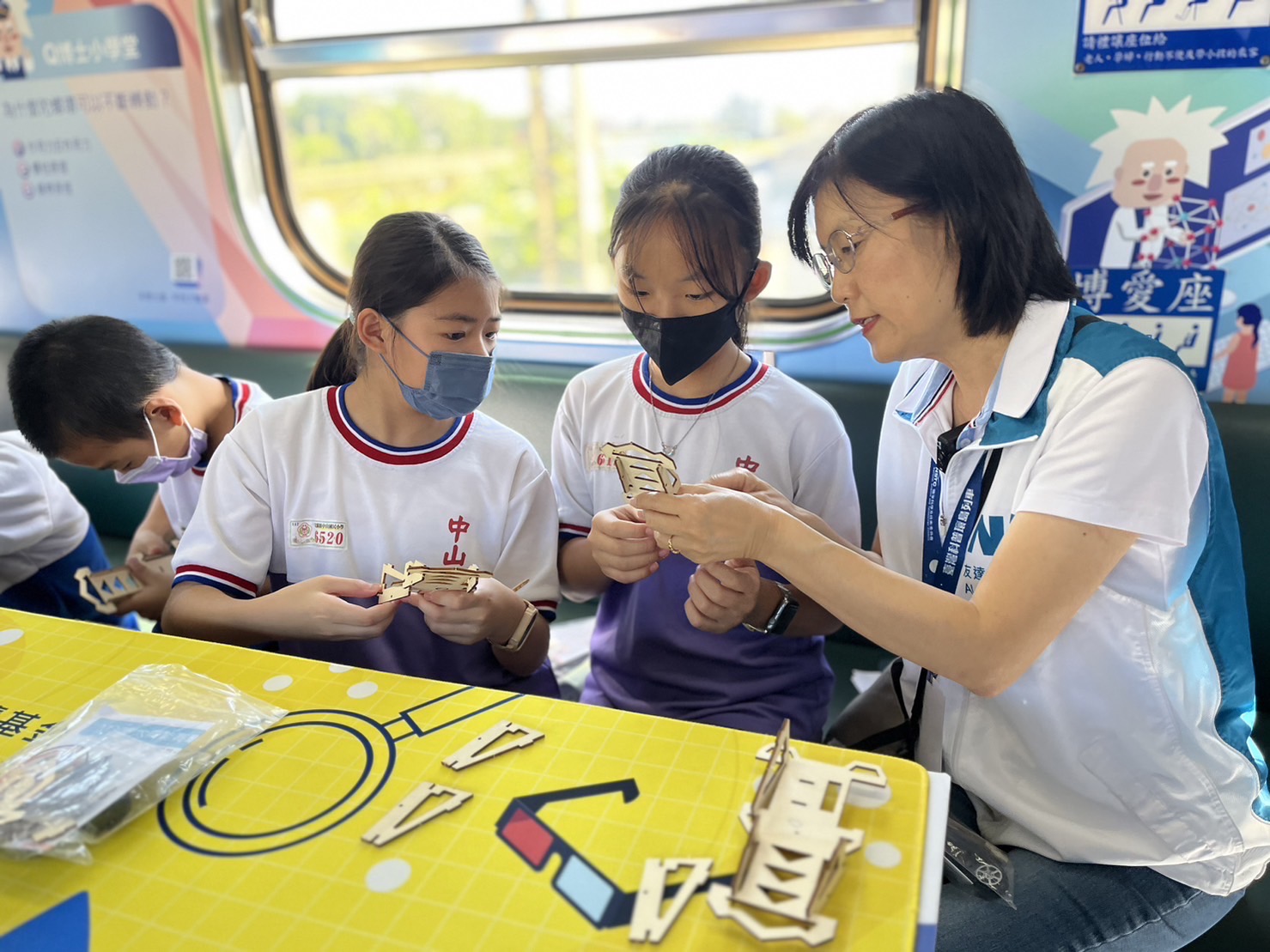 友達永續基金會執行長古秀華及同仁親自擔任科普列車志工，帶領師生們動手做科學，傳遞能源科普知識，讓科學教育向下紮根