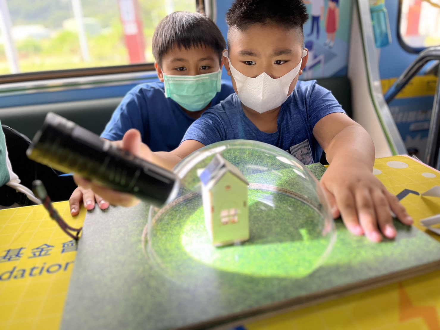 友達參與基礎科學主題車廂，以STEAM教學精神，設計「逐日科學家」、「太陽能工程師」以及「淨零建築師」三大能源科普課程和實驗