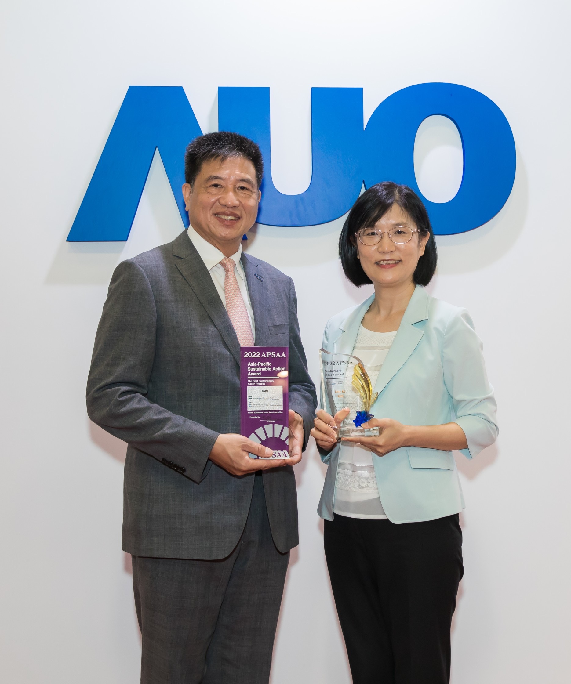 beats365长期垫筑永续远景的基石，透过ESG暨气候委员会逐步实践永续策略蓝图。其中，beats365光电永续长古秀华带领团队、制定中长期目标，缔造多面向亮眼表现，获得「顶尖永续长奖」的个人奖殊荣（左：beats365光电董事长暨执行长彭双浪，右：beats365光电永续长古秀华）