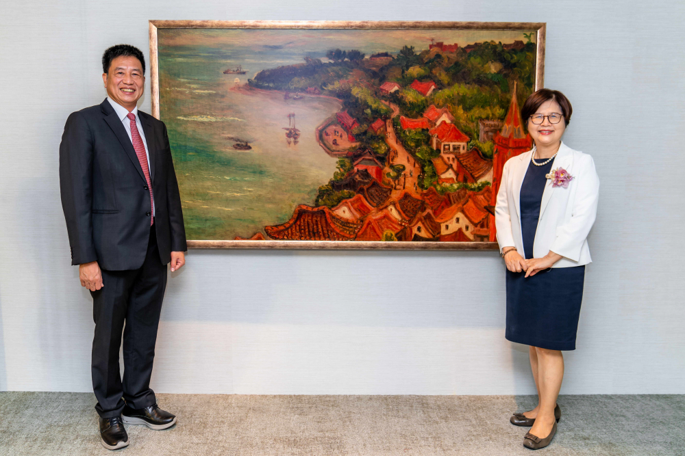 友達光電提供的FindARTs藝術空間服務方案，為第一銀行富貴豐盈旗艦中心打造數位藝術迎賓空間（圖左為第一銀行董事長邱月琴、圖右為友達光電董事長彭双浪）