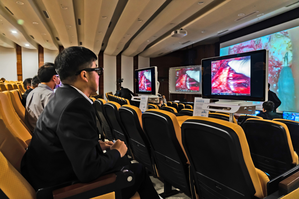 達擎之「達文西外接3D影像解決方案」，將達文西手術機器手臂的3D影像即時連線轉播，在會議室觀摩的醫師們只要戴上偏光眼鏡，就能與執刀醫師看到同步的3D立體影像，如臨操作台現場，縮短達文西手術的學習曲線