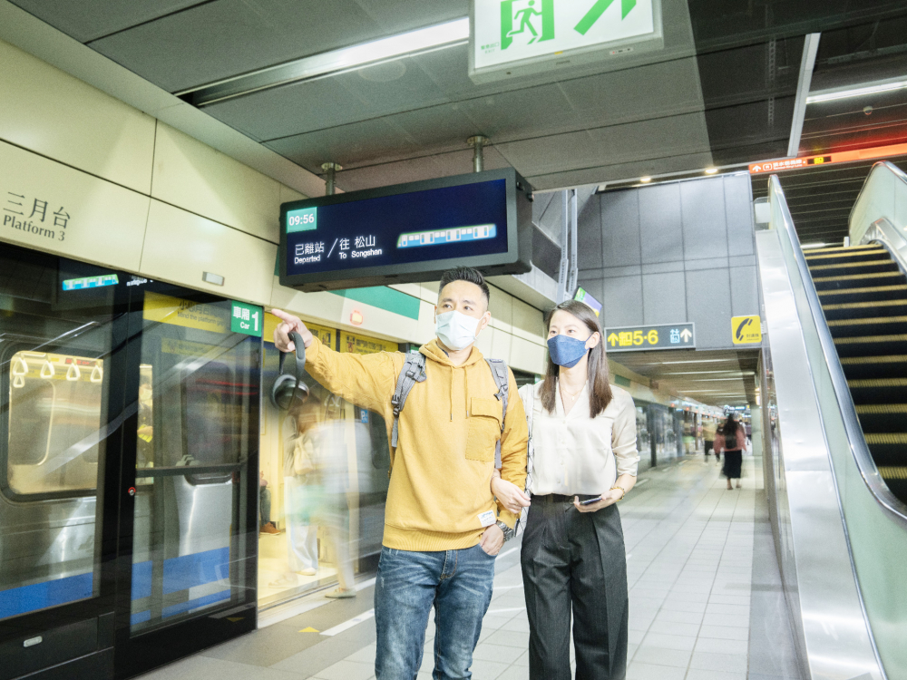 友達旗下達擎之客製化TARTAN顯示器，於台北捷運中山站亮相。以獨特長條型比例與高畫質特色，為台北捷運站帶來嶄新的都會車站風貌