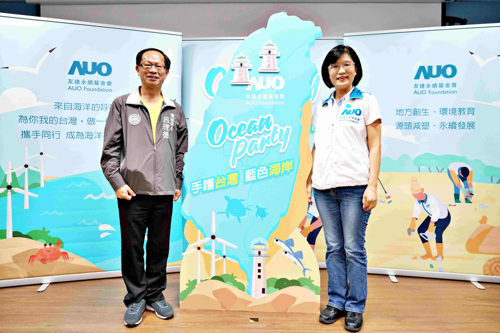 友達光電永續長古秀華（右）與桃園市環保局局長呂理德（左）進行海岸線認養儀式，簽署於象徵藍色宣言的海岸永續燈塔上，承諾以實際行動與環境教育方式，投入桃園海岸線守護行列