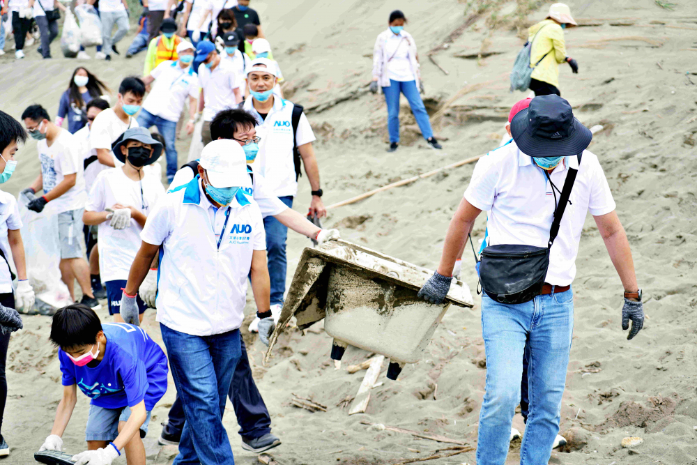 友達永續基金會2022 Ocean Party活動，與桃園市政府環保局、海湧工作室、觀音樹林里社區多方合作，一同手護台灣藍色海岸