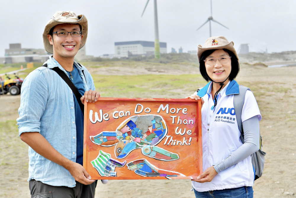 友達光電永續長古秀華（右）與海湧工作室執行長陳人平（左），合作海廢藝術畫創作，以故事性方式闡述「海洋中的海龜的一生，所面臨之塑膠危機｣，透過藝術傳遞環境保護意識