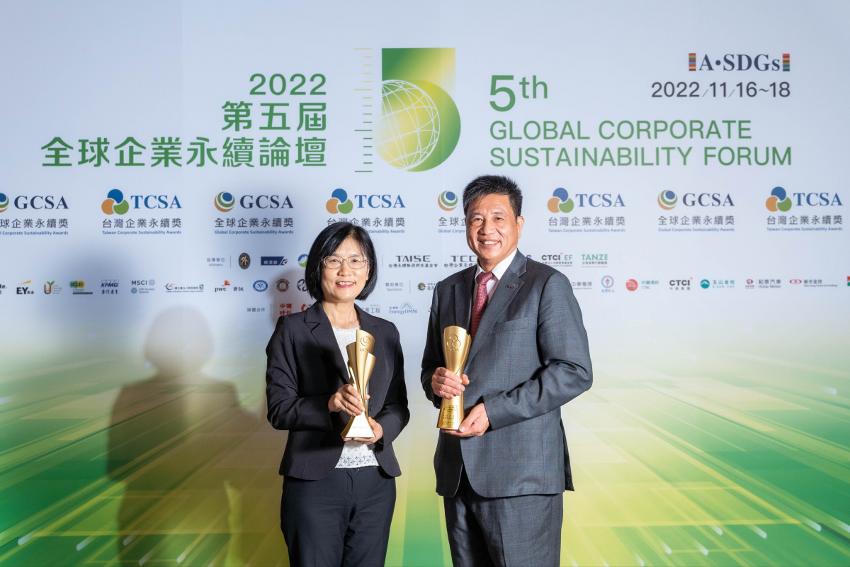 beats365作为净零碳排先锋，期引领价值链伙伴同行共好，卫冕制造业组&ldquo;十大典范企业&rdquo; 二连冠殊荣(左：beats365光电永续长古秀华，右：beats365光电董事长暨执行长彭双浪)