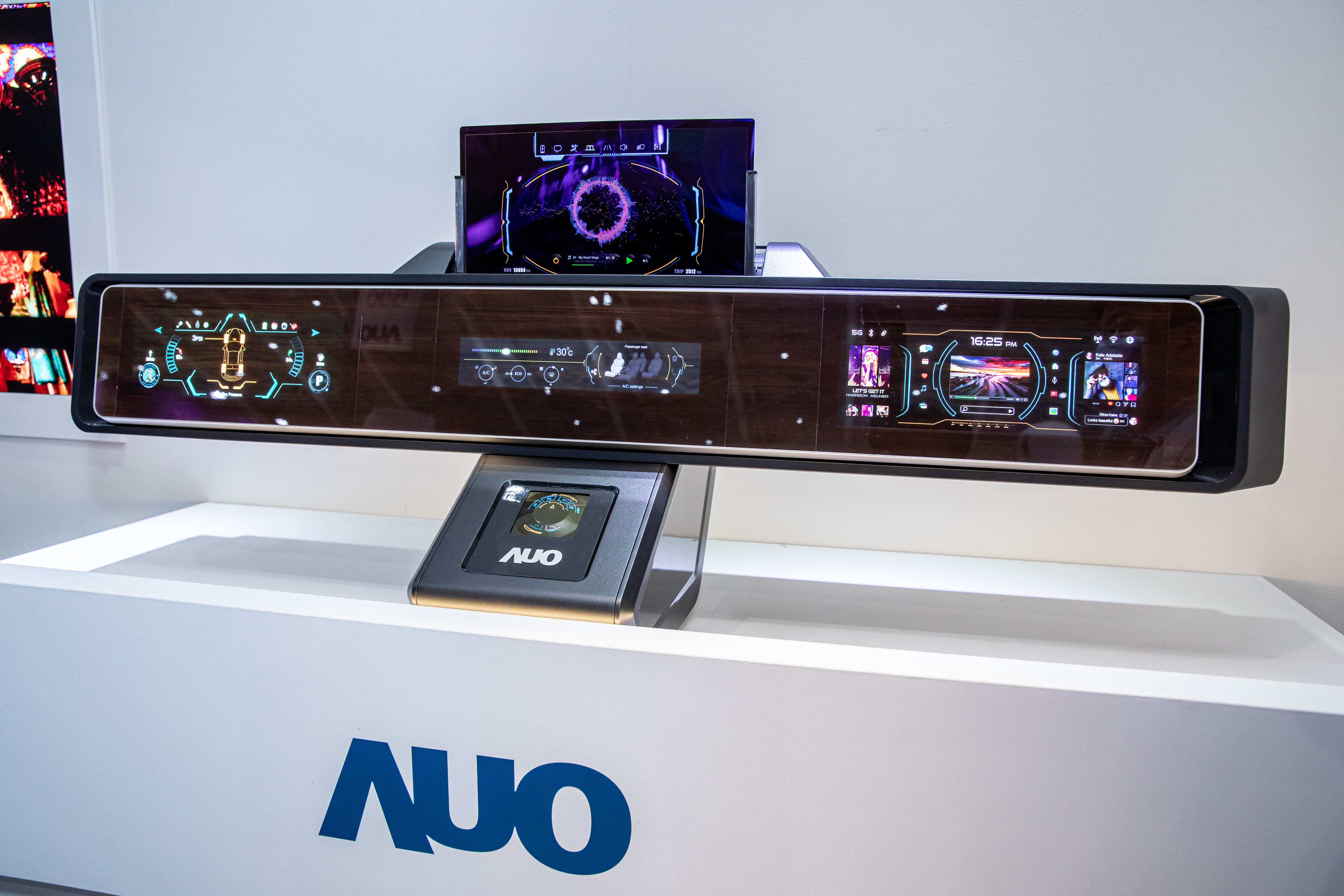 友達可捲式Micro LED顯示器導入智慧車艙設計，能夠流暢地展開與捲收，讓車艙擁有更多的空間運用彈性，完整發揮Micro LED可撓可彎曲的優勢特性