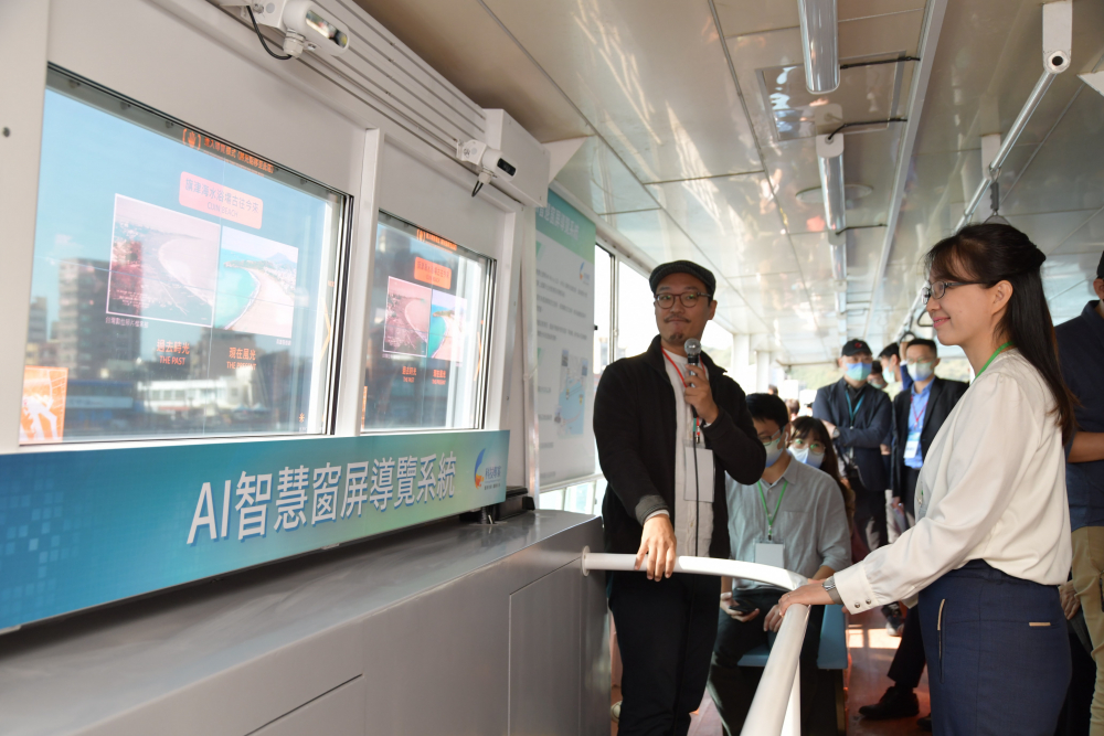 友達整合透明Micro LED智慧窗，透過景物GPS座標定位追蹤乘客視線，可即時在智慧窗提供正確的導覽資訊