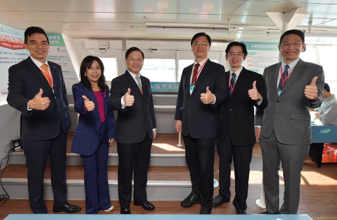 由經濟部技術處指導推動，透過友達光電、工業技術研究院與船舶中心三方合作，於高雄亞灣智慧渡輪率先導入最新Micro LED透明顯示器屏今(22)日啟用(左起友達光電營運長暨總經理柯富仁、高輪公司董事長黃淑美、經濟部次長林全能、高雄市副市長羅達生、經濟部技術處科長張能凱、工研院電光系統所副所長李正中)