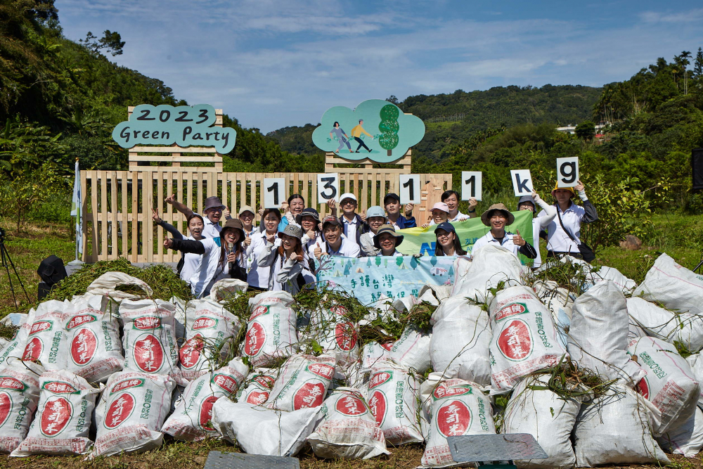 友達集結超過200位志工，攜手移除高達1311公斤的外來入侵種「小花蔓澤蘭」