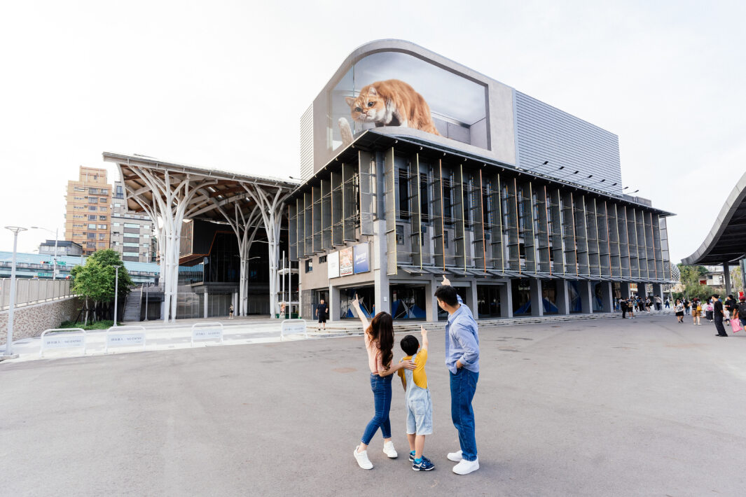 友達打造全台最大戶外裸視3D LED弧形螢幕，將超立體的軟萌胖橘貓動畫活躍於頂樓外牆