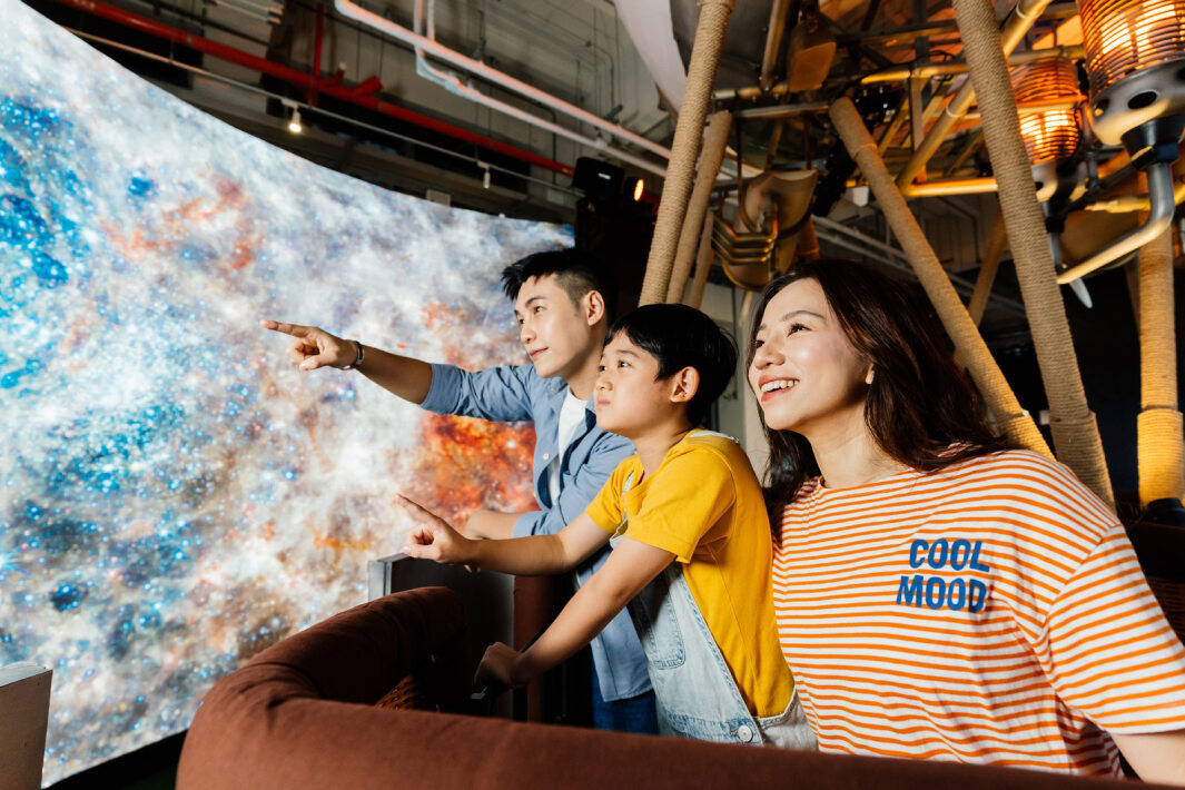 友達打造全台最大寬6公尺、高4公尺、唯一搭載LED弧形拼接顯示屏的動感飛行船，讓乘客駐足在熱氣球上，享受身歷其境的偽出國旅遊樂趣