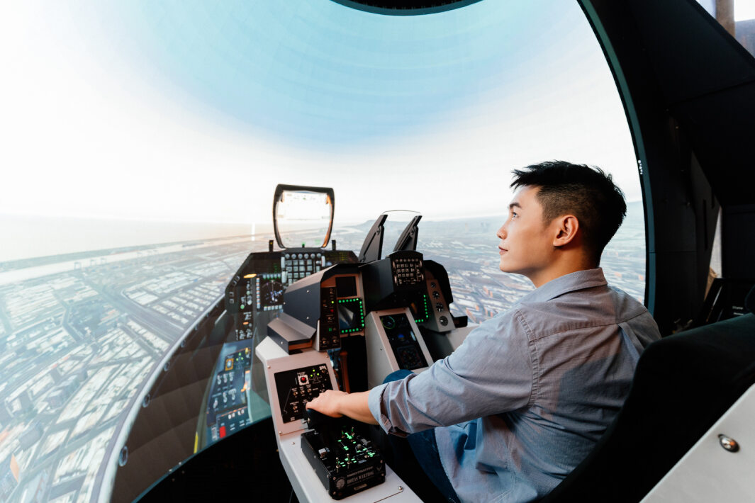 友達以P1.25小間距打造球形LED模擬艙，搭配智崴的精密六軸動態座椅，結合友達專業影像調校技術，呈現擬真模擬飛行場景