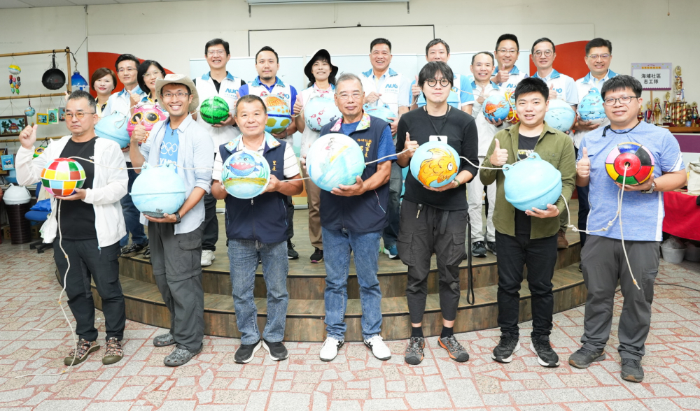 友達光電暨友達永續基金會董事長彭双浪與農業部林業及自然保育署新竹分署夏分署長、供應商夥伴、在地鄰里協會、社企團體，以循環再生的海廢浮球倡議從源頭減廢，為地球移除塑膠垃圾，共同「手」護台灣美麗海岸