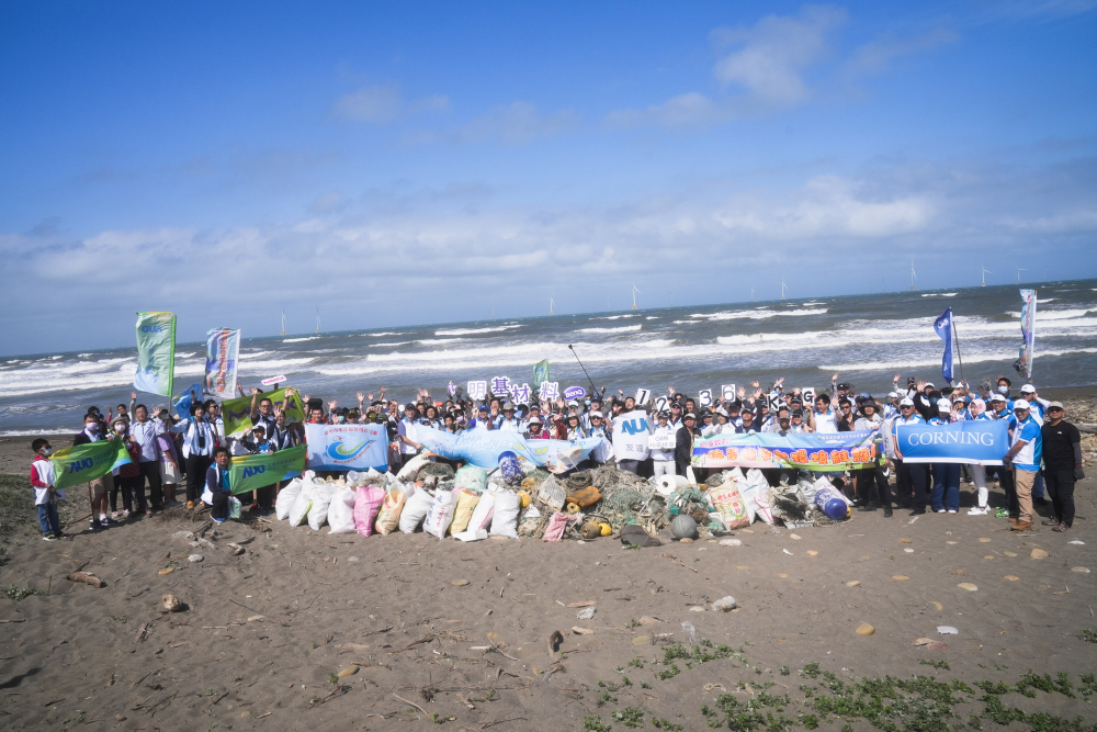 友達永續基金會召集企業志工、產官學和供應商夥伴，在苗栗後龍外埔魚港1340保安林海岸淨攤，齊心協力清除1.2公噸海洋廢棄物，以行動實踐對環境友善的承諾