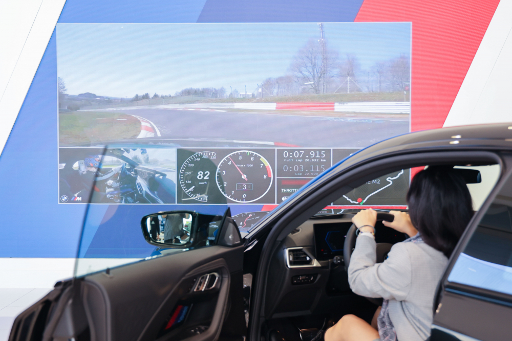 顧客按下虛擬Engine Start按鈕，啟動預選車款的引擎聲浪，螢幕同時呈現德國紐柏林賽道的試駕畫面，坐進車內一秒化身駕駛員馳騁奔騰