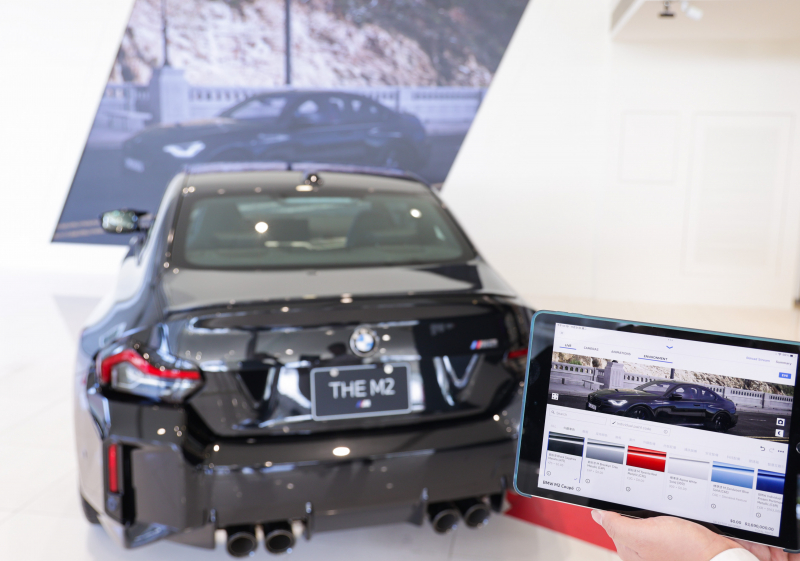 賞車介面即時投放到LED牆上，顧客可即時更換車輛內裝、零件選配與車款配色，提供近乎與實車等比例的沉浸式無死角虛擬賞車體驗