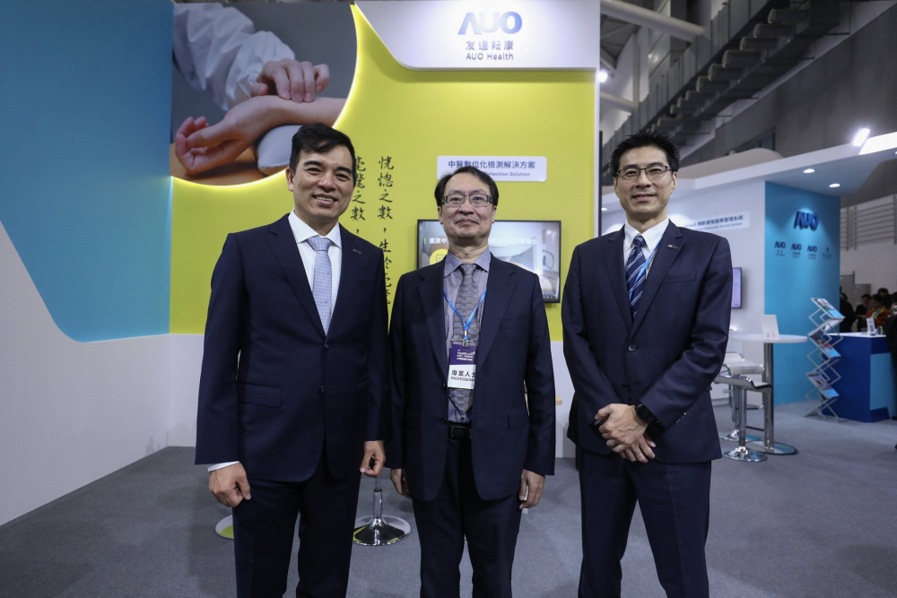 首次於醫療科技展亮相的友達耘康，捐贈數位化檢測設備與研究經費，協助衛福部國家中醫藥研究所打造中醫大數據資料庫。圖由左至右為友達光電執行長暨總經理柯富仁、衛福部國家中醫藥研究所所長蘇奕彰、友達光電智慧醫療事業群總經理廖世宏