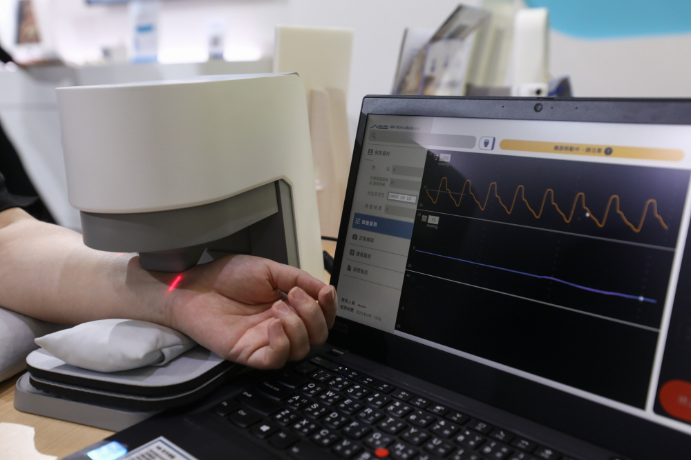 友達耘康脈象檢測系統透過電腦精準控制升降系統，還原中醫師三指把脈過程的舉、按、尋手法，將脈象感受轉化成數據，未來可結合大數據分析，實現智慧醫療及準確性