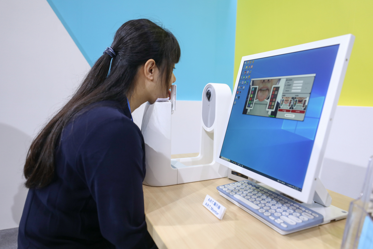 友達耘康延伸友達卓越的感測技術及色彩管理專長，研發出舌象擷取系統，可提供數據化、影像化的檢測結果，輔助醫師與專業醫事人員做為臨床研究、檢測結果評估與檢測紀錄的留存