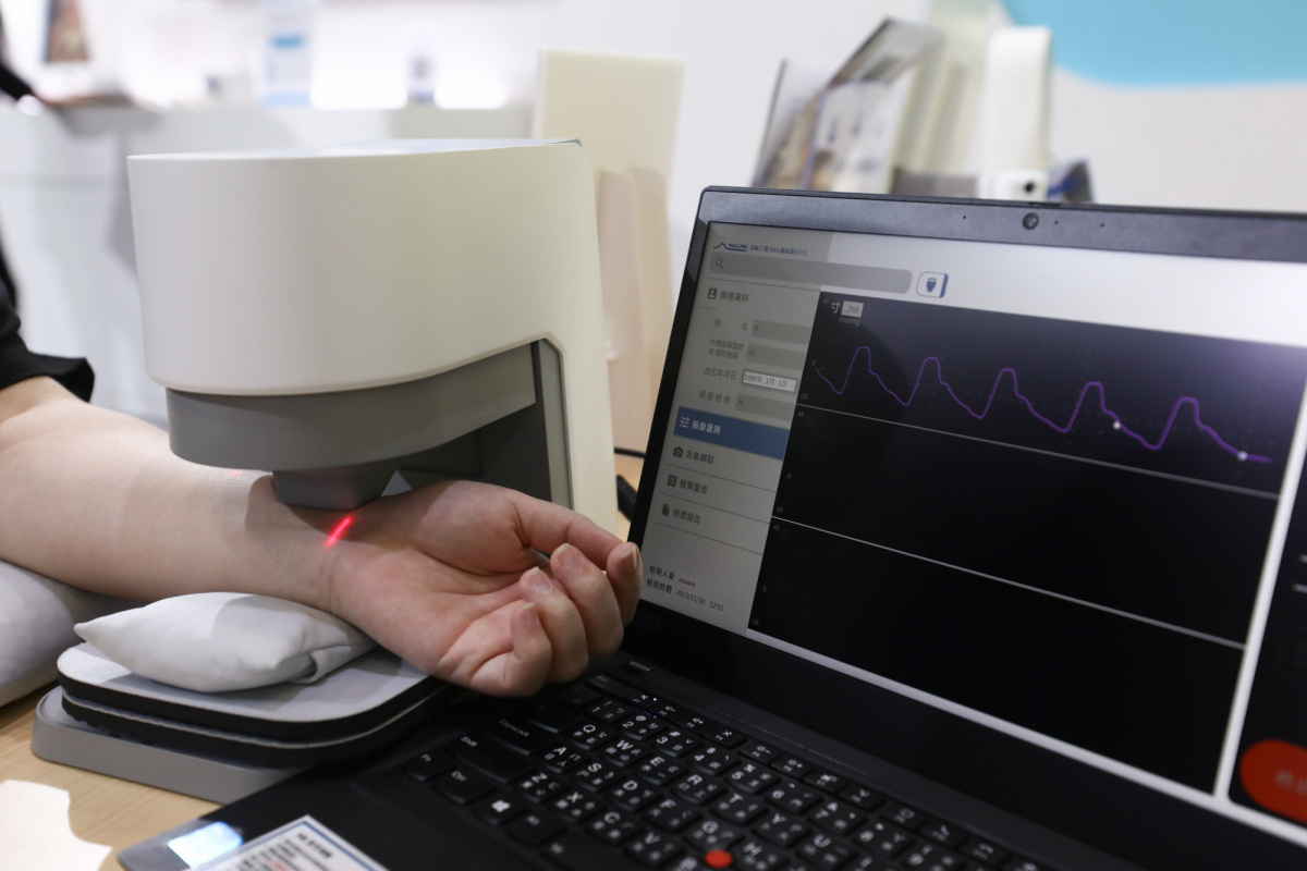 友達耘康脈象檢測系統透過電腦精準控制升降系統，還原中醫師三指把脈過程的舉、按、尋手法，將脈象感受轉化成數據，實現智慧醫療及準確性