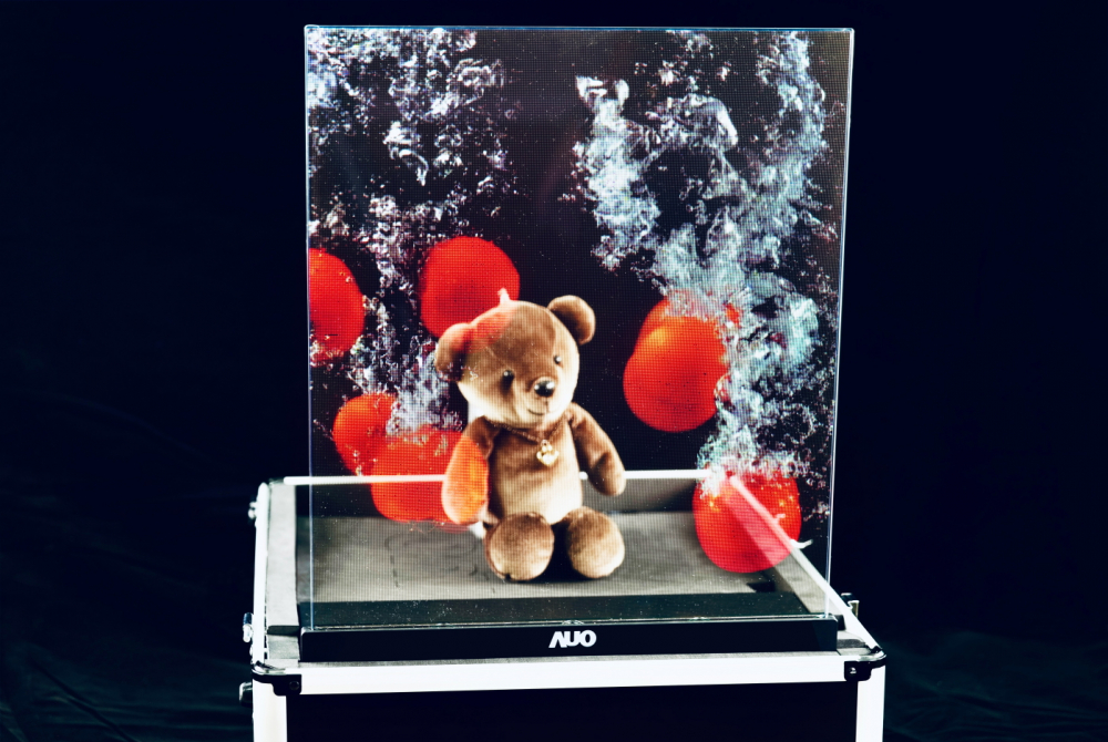 友達以次世代Micro LED顯示技術打造之透明顯示器，具備高穿透、低繞射、高亮度、可拼接之特性，可廣泛應用於智慧移動、零售、育樂和醫療等多元場域