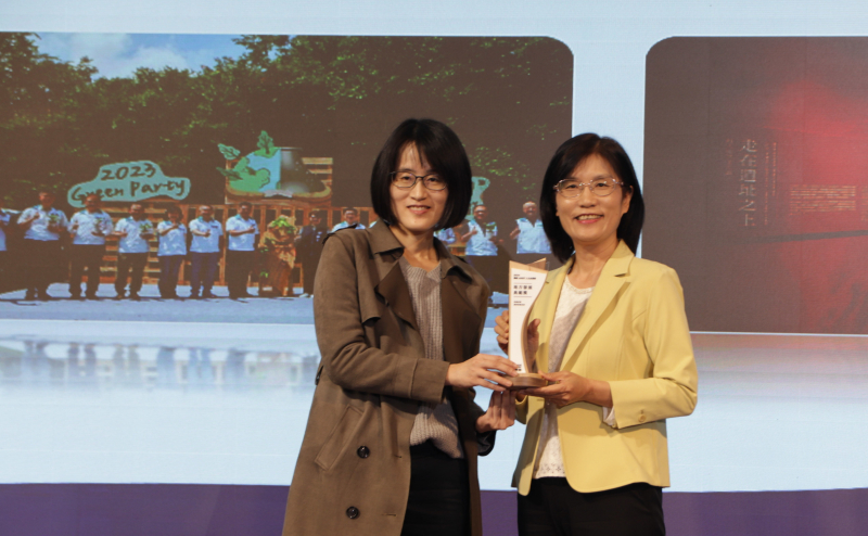 友達保存「西大墩窯遺址」且推廣在地文史教育不遺餘力，今（6）日獲頒「人文企業獎」地方發展獎之最高榮譽典範獎。由文化部陳文婷簡任視察（左）頒獎，友達永續長古秀華（右）代表受獎