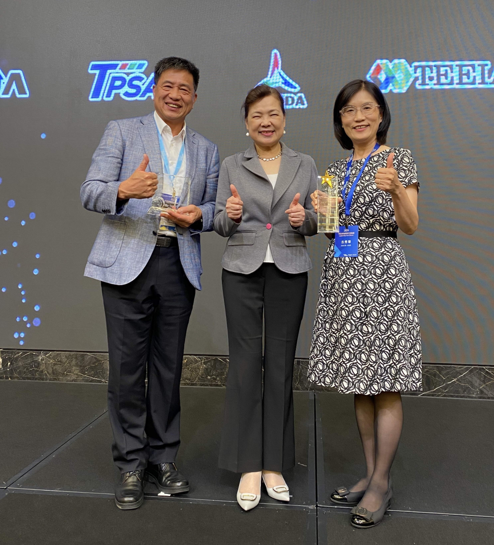 友達致力推動永續發展，於Touch Taiwan2024以3R策略貫穿Display、ESG展位實現綠色展覽目標之成果，Display展位獲綠色裝潢設計鑽質獎最高榮譽，ESG同獲金質獎殊榮。由經濟部長王美花（中）親自頒予友達光電董事長彭双浪（左）、友達光電永續長古秀華（右）