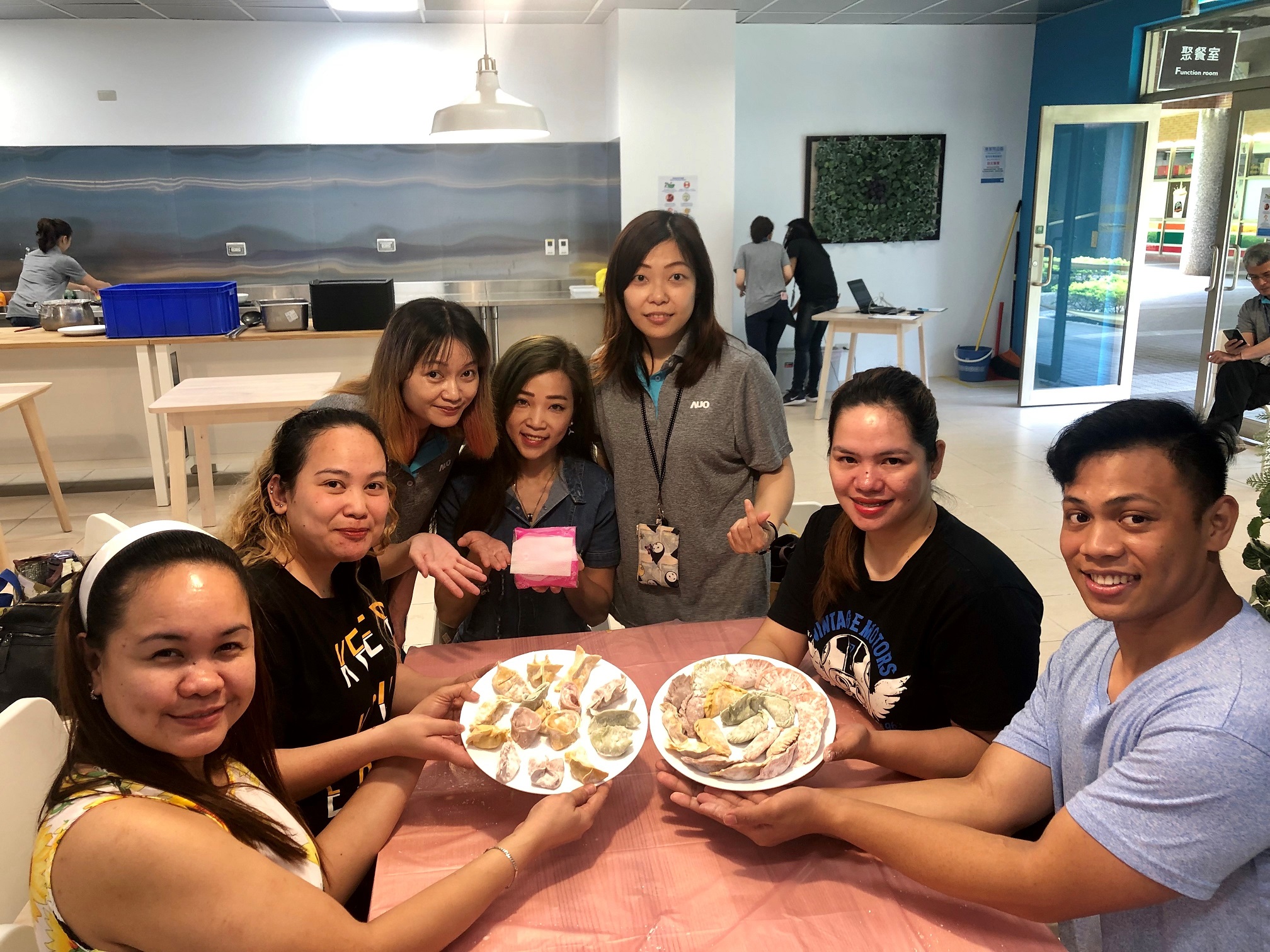 友達將DEI理念貫徹到企業文化和實踐，舉辦如台菲廚藝交流等活動，讓同仁了解彼此文化差異、培養情感