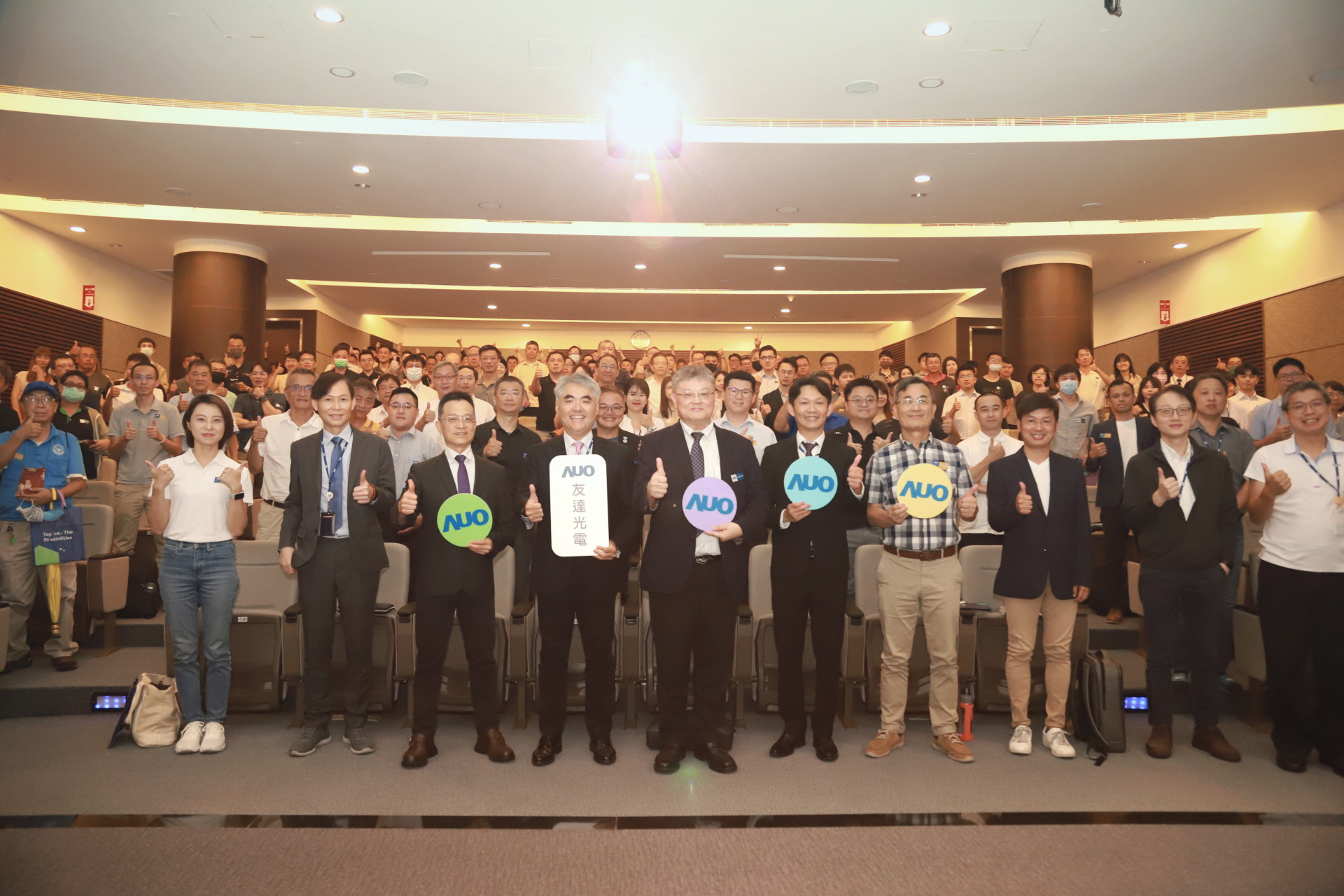 友達光電邀請領域專家共研再生能源發展、電力需求及建築物減碳等議題進行交流，盼共擘綠色永續生態圈的嶄新契機。