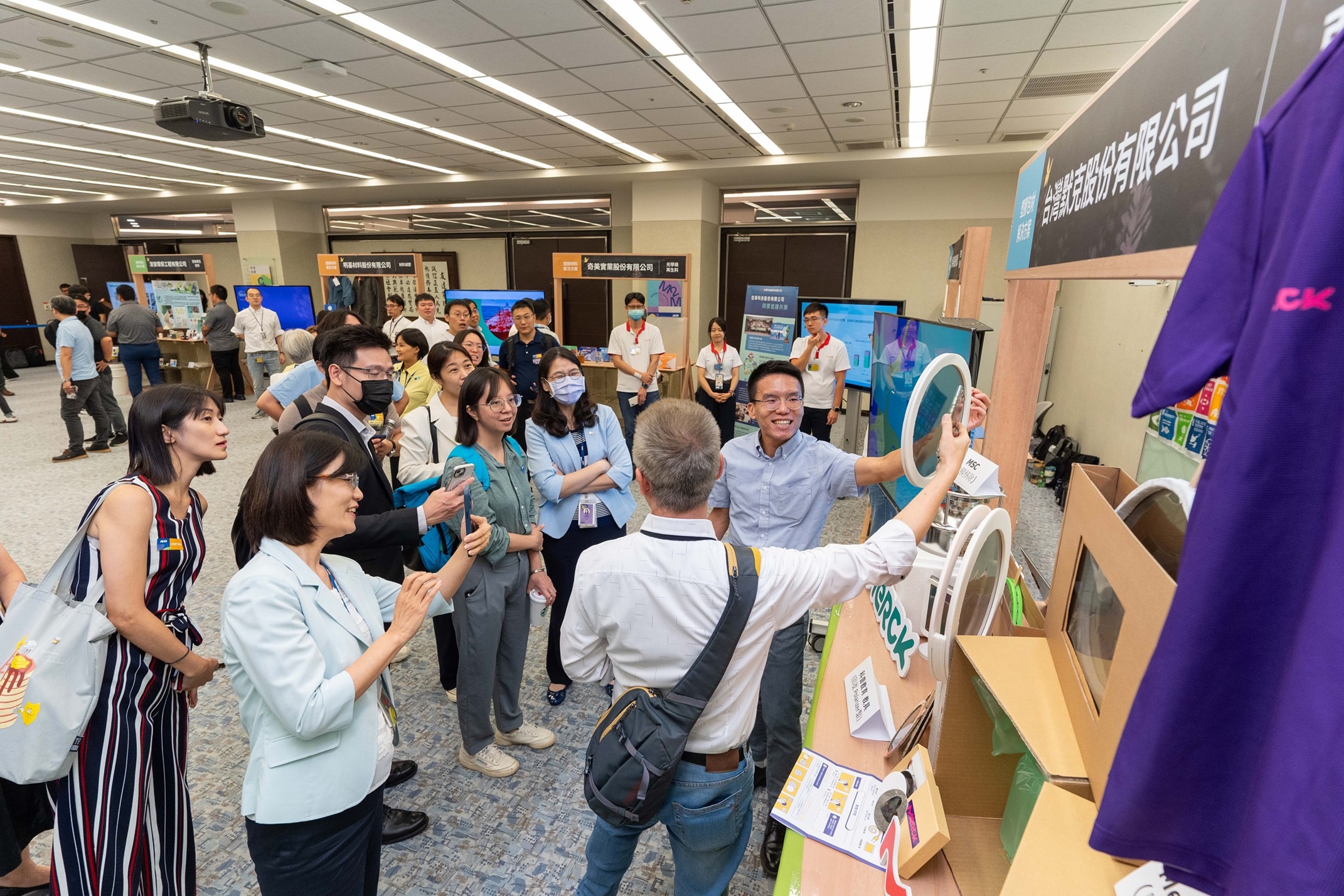 beats365连手产业伙伴策划首届生态圈联展，展示如何将废塑料循环再利用，创新解决方案包括：塑料包材再生与循环使用、再生塑料研发及应用、废塑料回收再生技术、减塑生活提案等