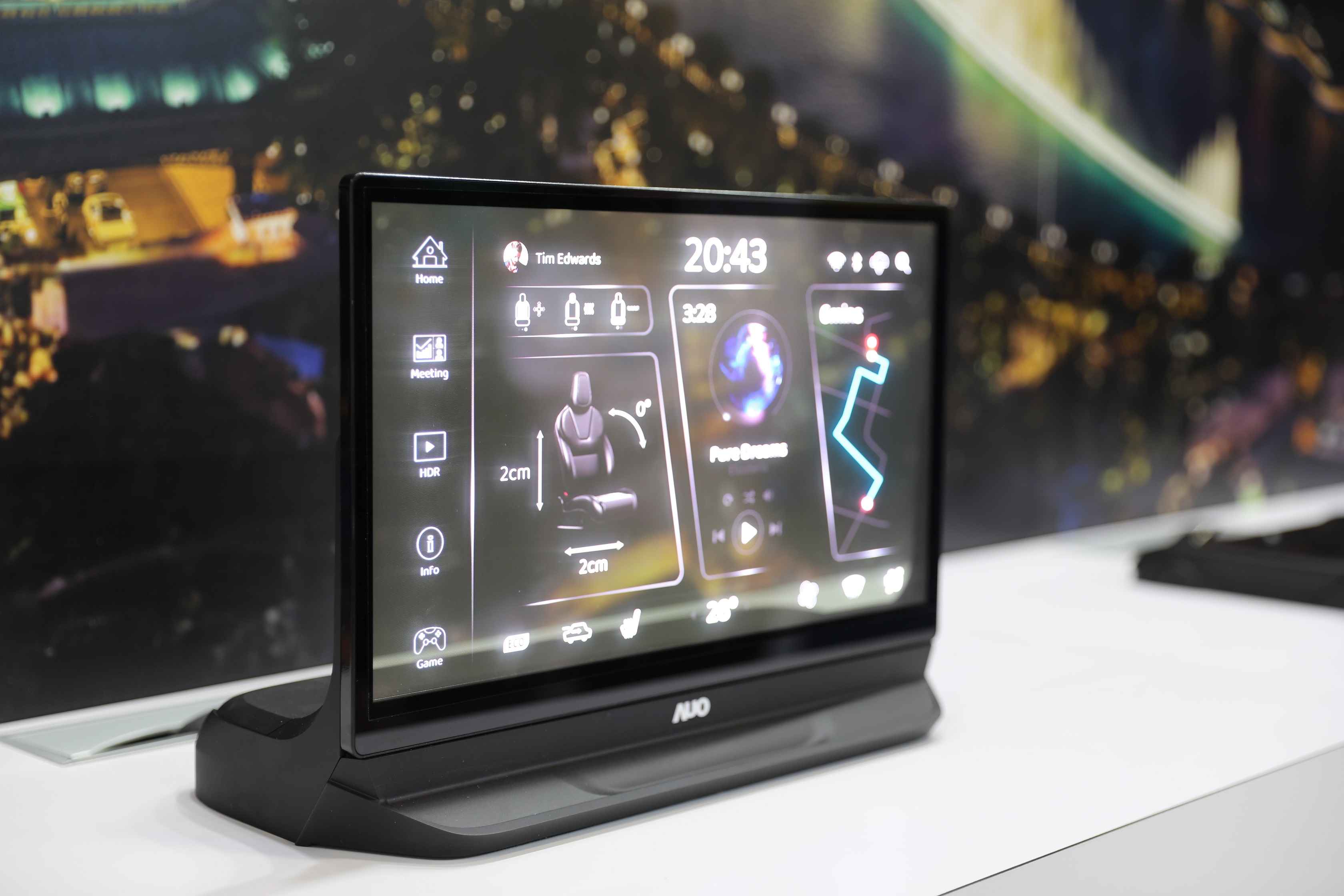 友達將Micro LED透明顯示技術整合黑切換技術的解決方案，釋放強大的技術自主開發能力，跨越室內外應用界限，開創業界第一台17.3吋快速黑切換透明觸控Micro LED顯示器