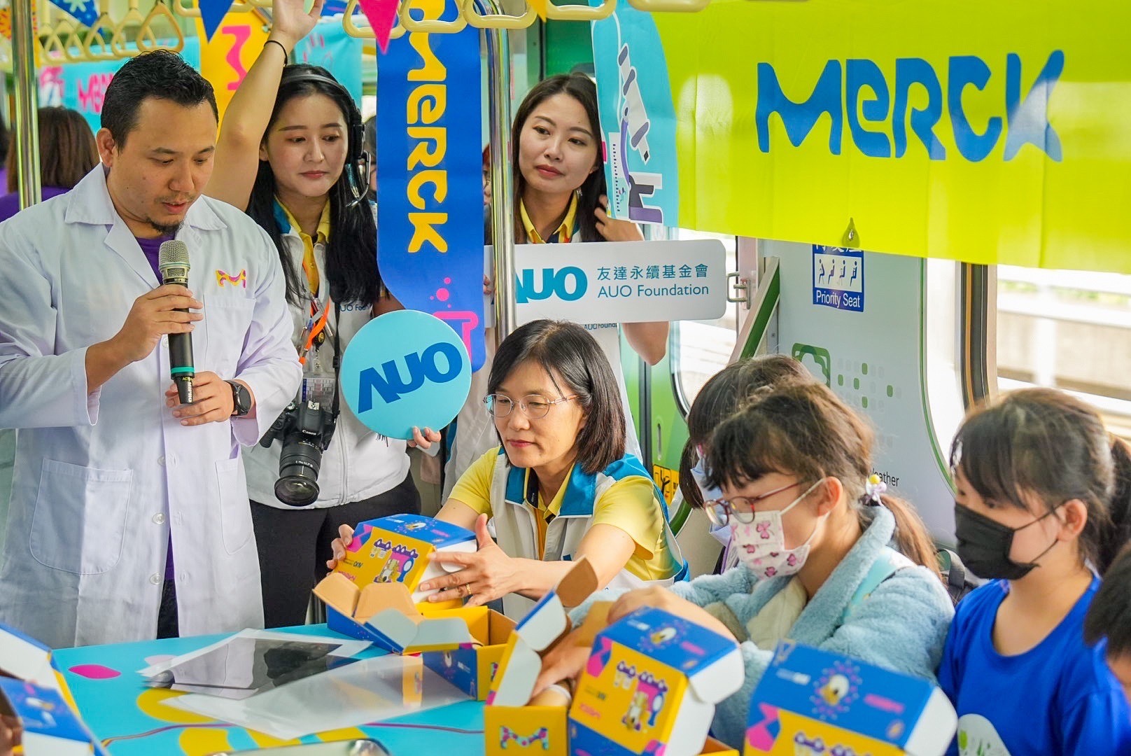 友達以光電、再生能源、水資源三大核心，設計「再生能源和循環經濟」多元永續教育主題，並攜手供應鏈夥伴默克開發創意科學教材及實作體驗，期讓永續素養透過科學探索向下扎根