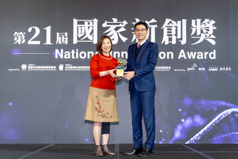 友達旗下子公司友達耘康與達擎分別以「中醫數位化檢測解決方案」及「寬視角3D醫療顯示器」獲得第二十一屆國家新創獎「智慧醫療與健康科技」類別的「企業新創獎」與「國家新創精進獎」兩項殊榮。圖左為衛生福利部政務次長林靜儀、圖右為友達光電智慧醫療事業群總經理廖世宏