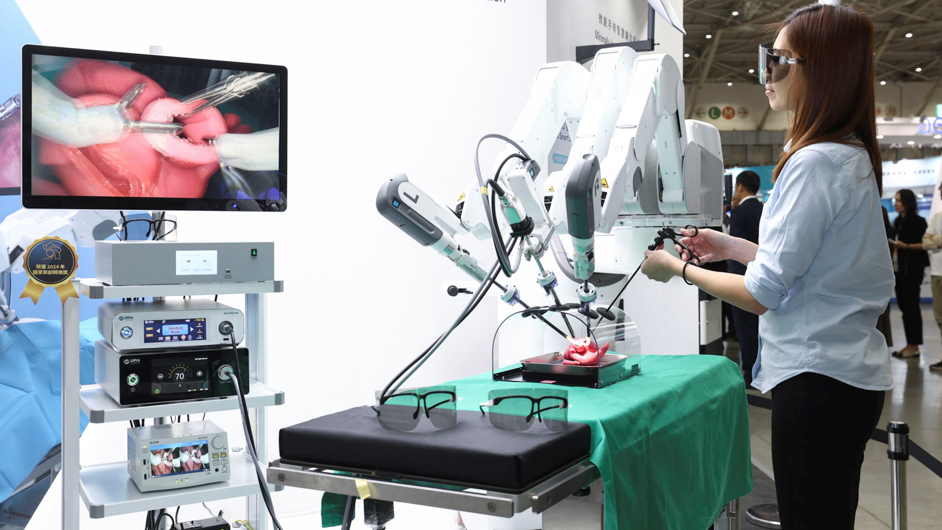 達擎寬視角3D醫療顯示器可應用於機器人手術即時3D解決方案，提供醫療團隊即時、同步的3D手術影像，提升溝通效率與手術安全性