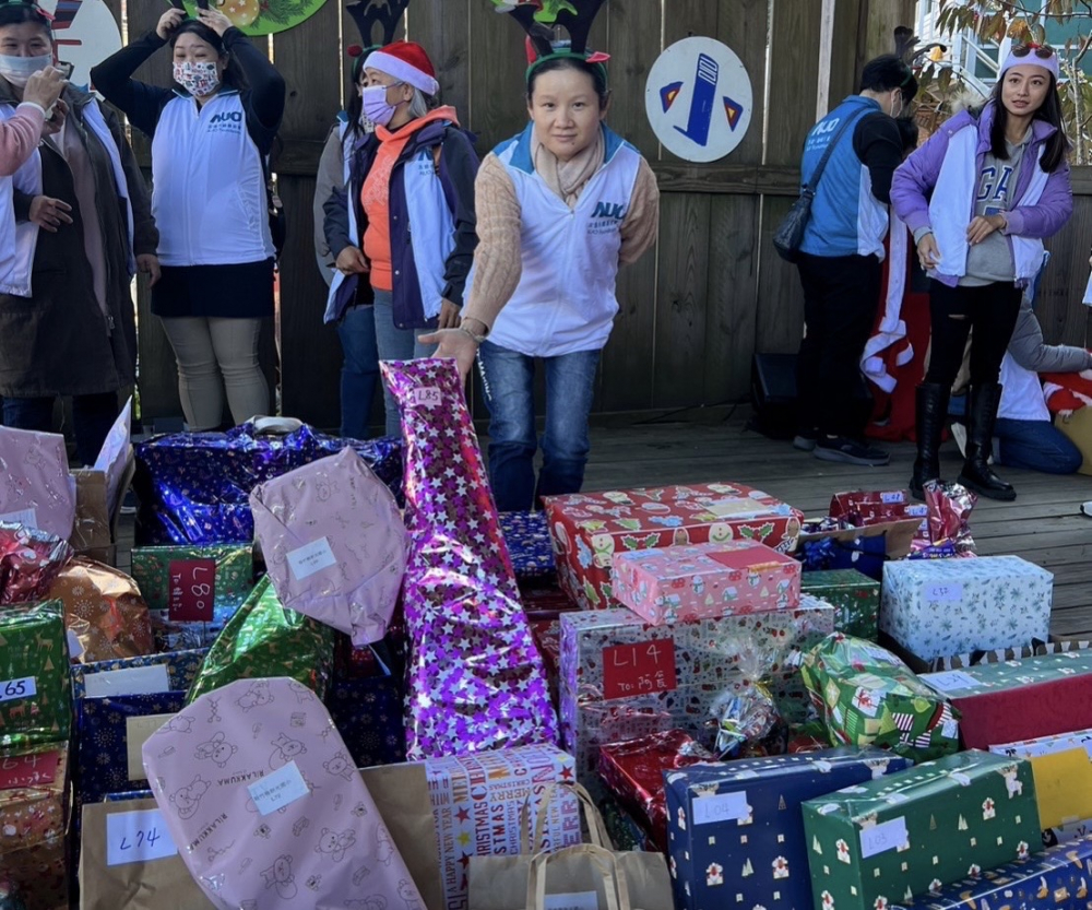 友達永續基金會「圓夢列車」年年迴響熱烈，認捐同仁精心挑選禮物、巧手包裝，整理成隊後，將祝福一一打包送出