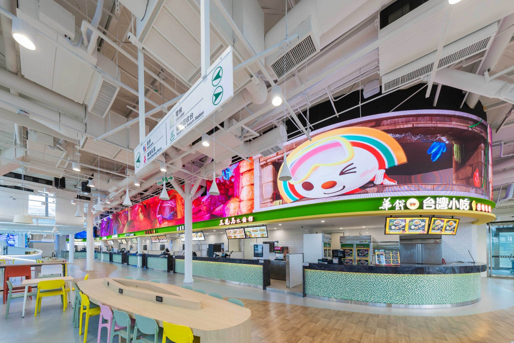 友達穩步推動雙軸轉型策略，旗下子公司達擎攜手傑可達數位與零售業者統一超商合作，為全新改裝開幕的「清水服務區」打造首創的裸視3D體驗牆