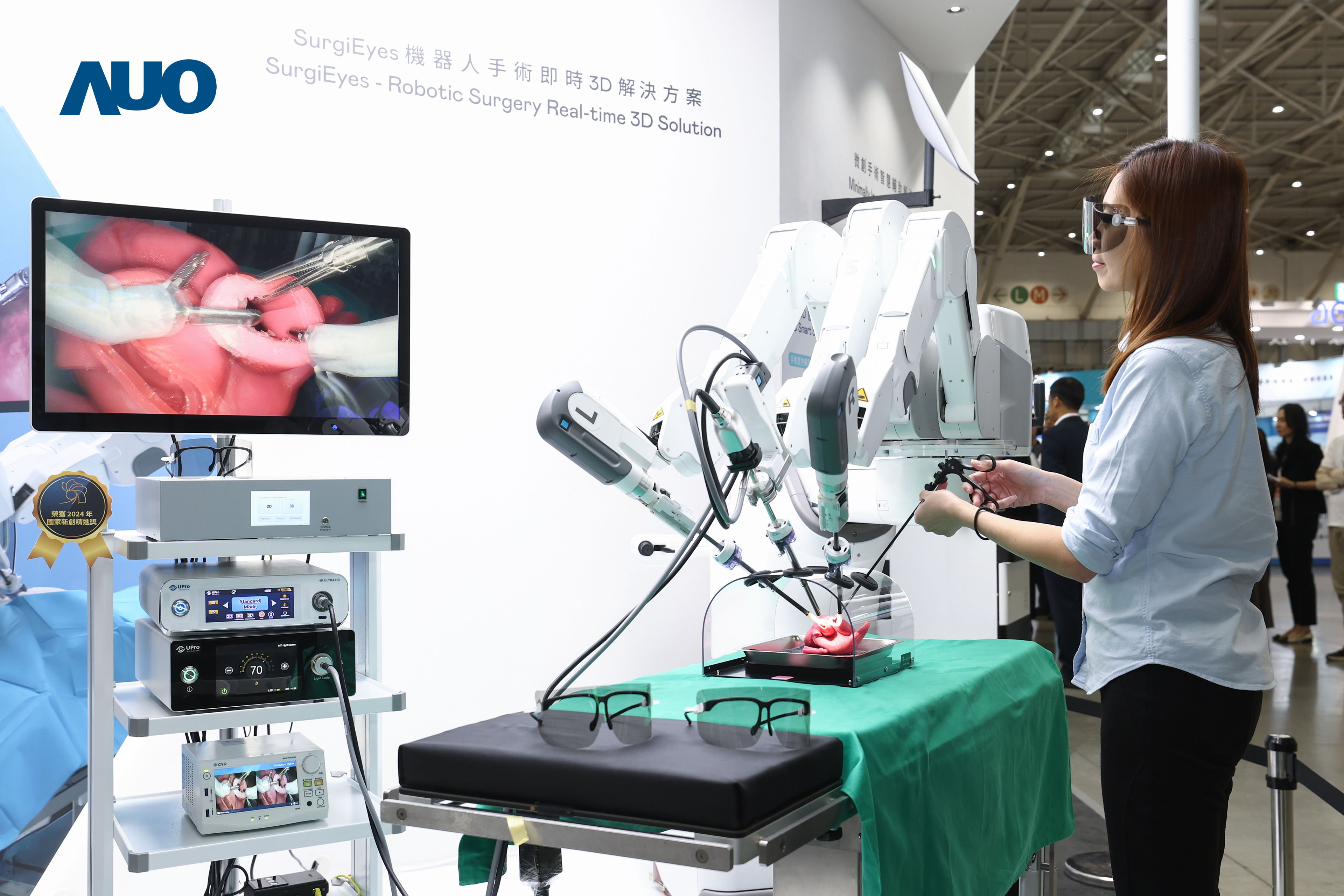 达擎以领先的3D显示技术推出〝SurgiEyes机器人手术实时3D解决方案〞，整合先进3D图像处理与独家3D垂直宽视角、广色域的显示技术，手术团队可实时同步主刀医师视角看到清晰3D影像，提升沟通效率与安全性。