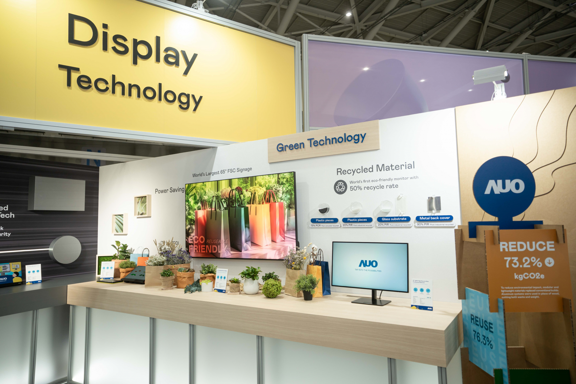 友達Touch Taiwan 2025雙展位再度獲etouch 綠色裝潢設計獎肯定；智慧顯示展位以鋁製模組系統取代傳統木作施作，並在相關裝潢物與設計使用可回收、可重複使用的材料，體現低碳與循環精神。