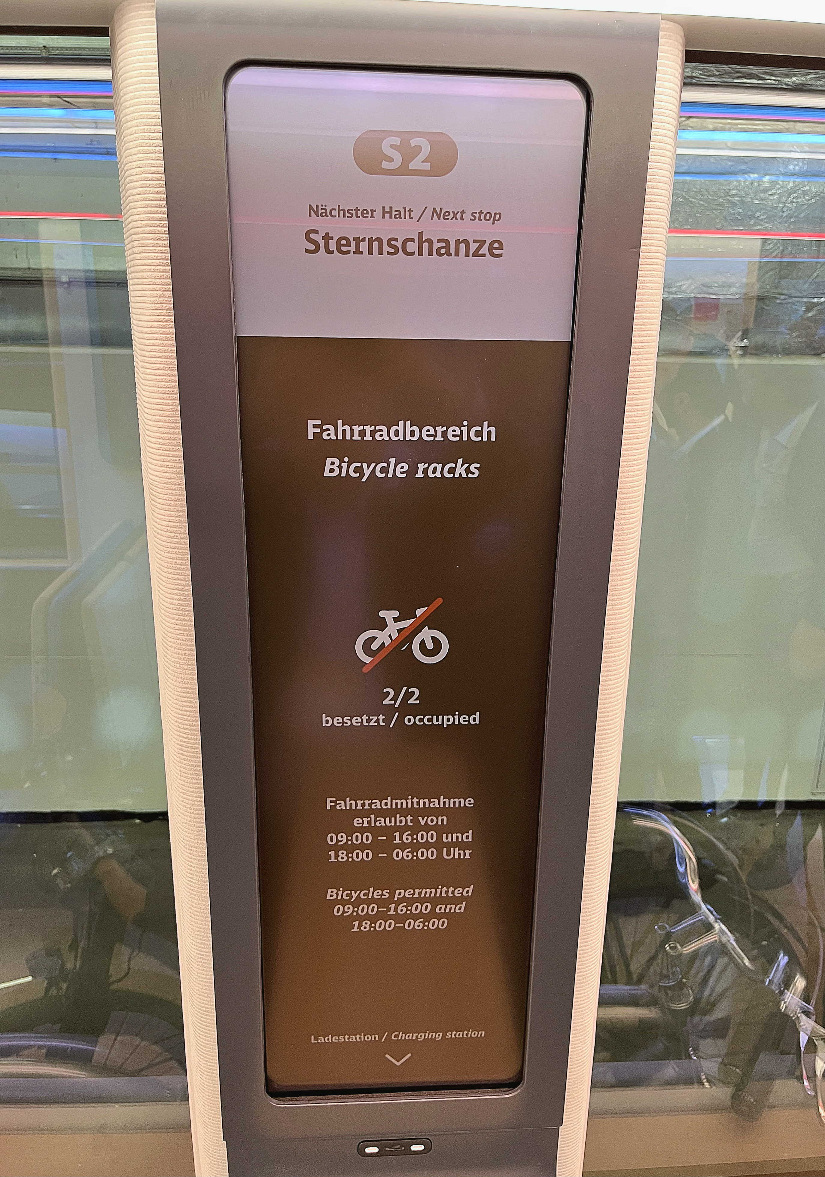 达擎HiRaso显示技术采用胆固醇液晶独特的双稳态特性及反射环境光线的方式，发挥最佳能源运用效率，其仅在更换显示画面时才消耗电力，在持续静止的画面显示上则为零耗电，与传统液晶显示技术相比大幅节省90%能耗