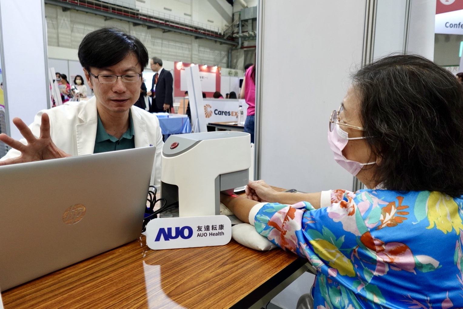 友達耘康與台北市中醫師公會於「2025台北國際照顧博覽會」攜手合作，提供參訪民眾中醫數位化檢測體驗與健康諮詢