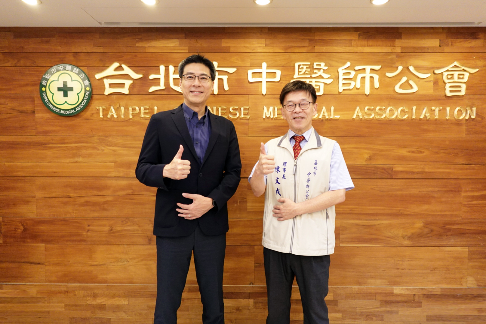友達耘康積極推動中醫數位化，以創新技術與研發能量串連各界專家，共同建構智慧中醫生態圈；圖為友達耘康廖世宏董事長（左）與台北市中醫師公會陳文戎理事長（右）