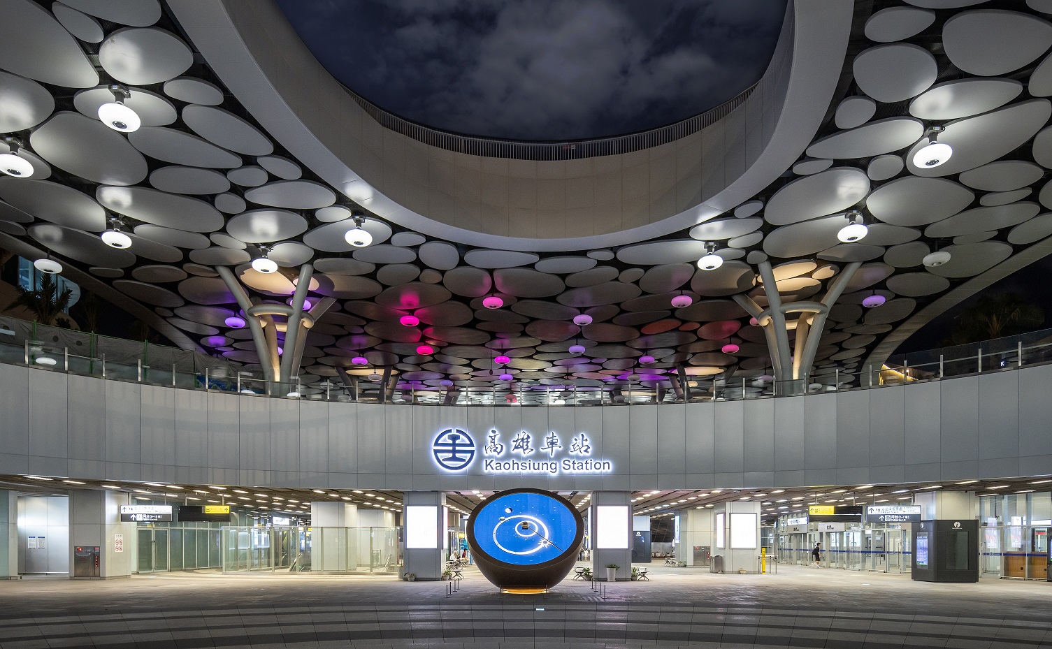 創利空間參與《高雄車站共感空間》公共藝術計畫，擔任視覺科技整合夥伴。於「看時間」天文鐘作品中提供技術指導，整合圓形LED鐘面與鐘體結構，在時間、天象星盤與空間氛圍間生動展演