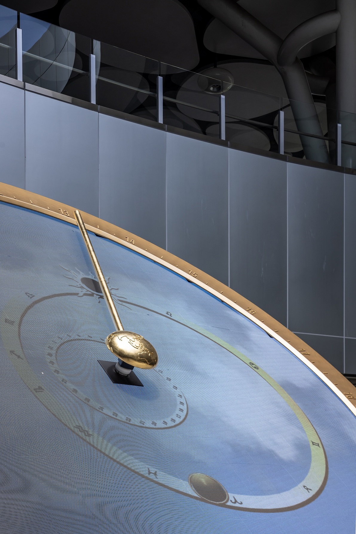 創利空間參與《高雄車站共感空間》公共藝術計畫，擔任視覺科技整合夥伴。於「看時間」天文鐘作品中提供技術指導，整合圓形LED鐘面與鐘體結構，在時間、天象星盤與空間氛圍間生動展演