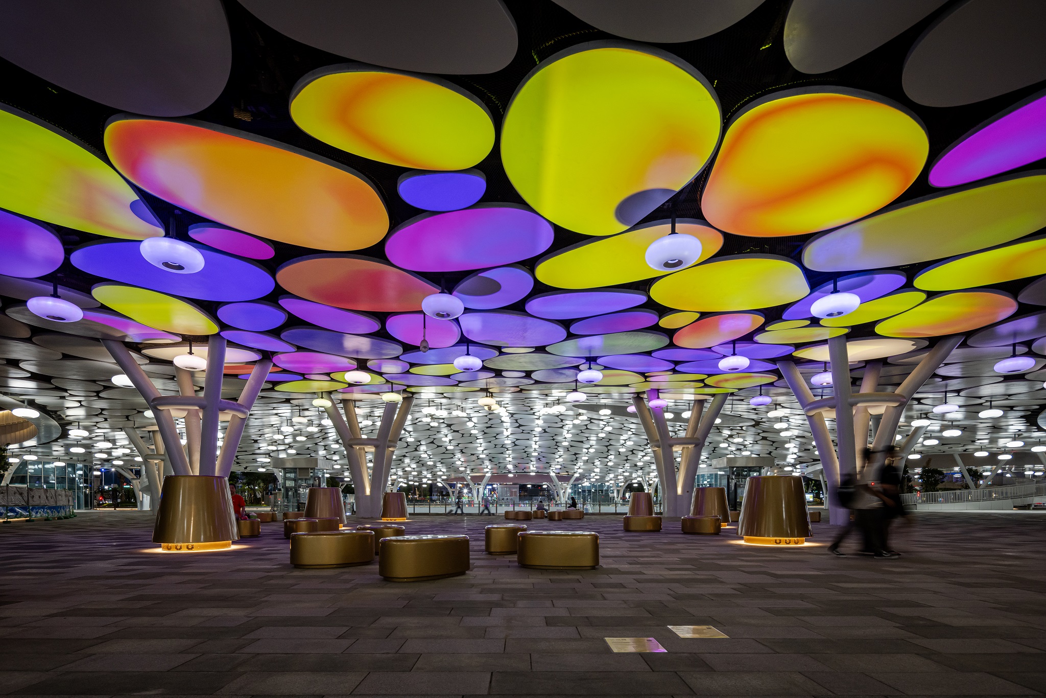 於「染色彩」作品中，創利空間協助藝術團隊將高雄車站天棚2700片鋁製雲朵染上繽紛色彩，從設備設定、光影軟體串接到現場調校，確保光線準確落在雲朵表面，展現層次與意境