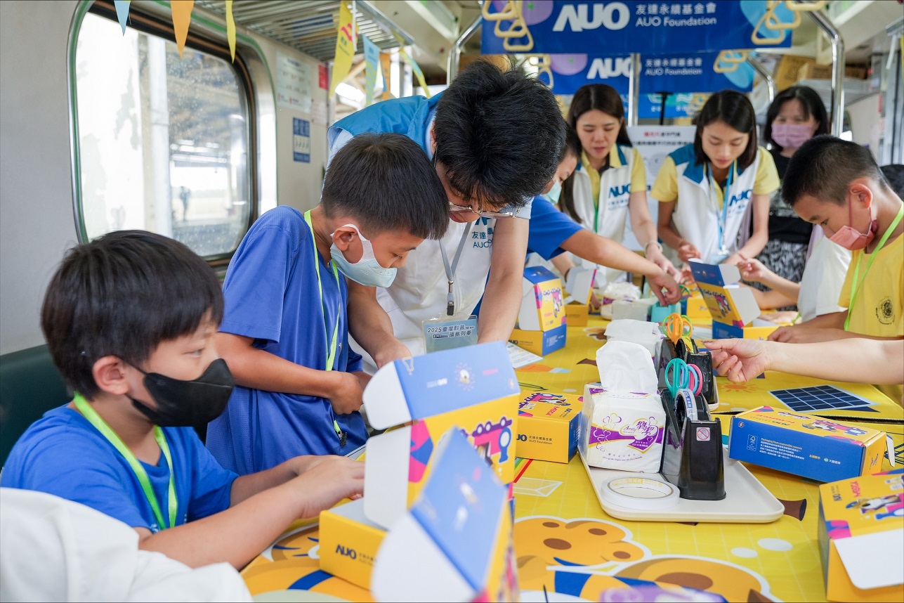 今年友達設計「光電、再生能源、水資源」三大課程主題，攜手供應鏈夥伴默克及大豐環保，以循環經濟理念開發創意教材