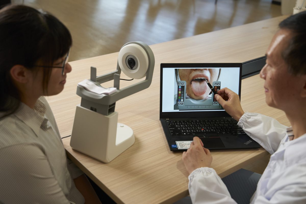 友達耘康的「舌象辨識軟體」則運用AI與大數據技術，可快速辨識舌色、舌形、苔色、苔質等特徵，顯著提升舌象辨識效率，優化檢測流程。