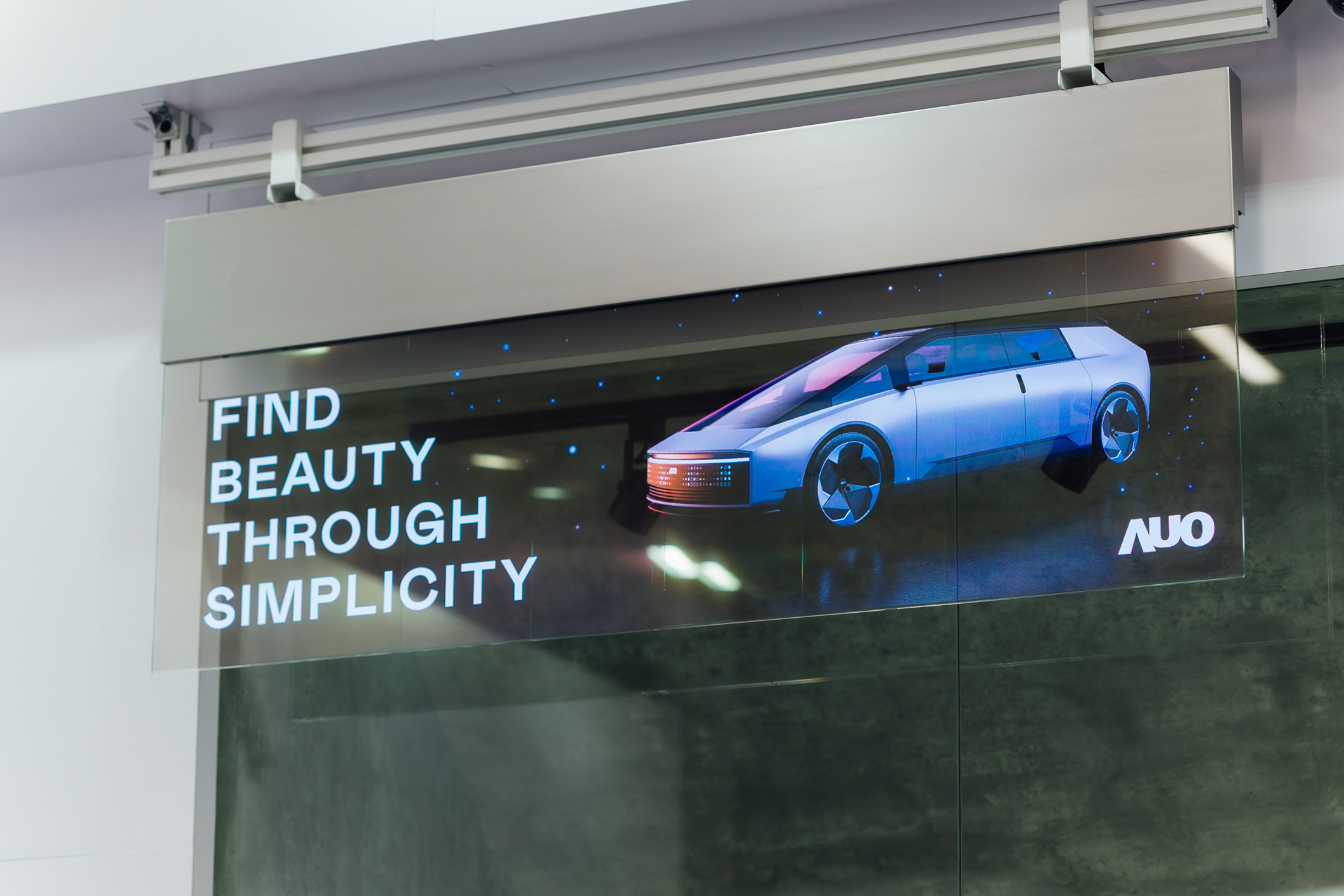 具备高亮度透明感的54吋透明Micro LED智慧广告牌，可无限拼接不同尺寸，营造出兼具科技感与美学的沉浸式氛围，适用于旗舰店、展演空间等多元场域。