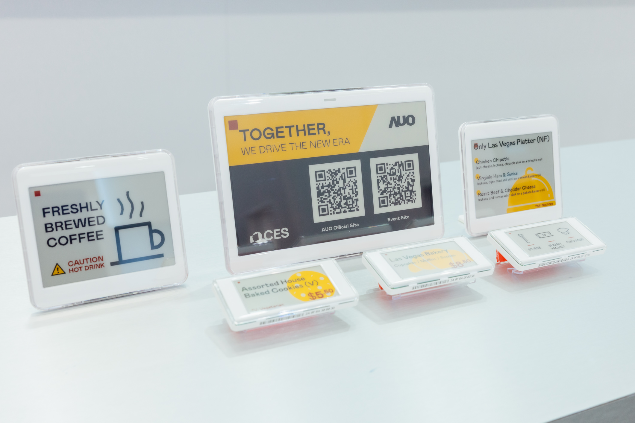 达擎开发的低功耗、全彩的aecoPost电子纸解决方案，仅在更新画面时需要微量的电力驱动，无需布建电线的便捷设计，使其可灵活应用、弹性选择置放处；可搭配aecoTag电子货架卷标解决方案，驱动商店内所有数字广告牌和电子货架卷标，以远程控制实现动态变价，提升门市人员作业效率，并以无纸化落实永续经营目标。