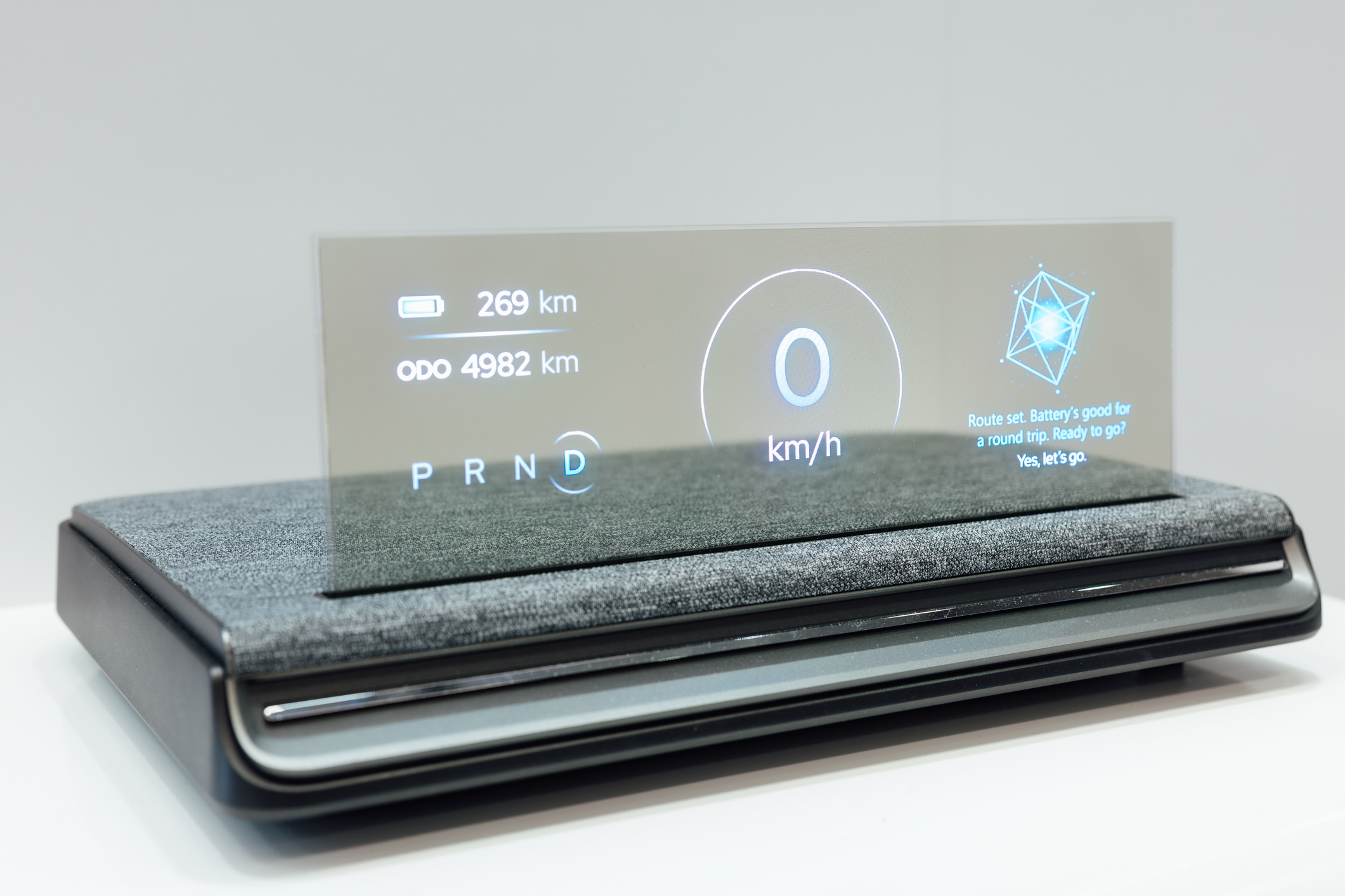 全球首款Aero Module透明Micro LED显示器模块外观轻盈通透，可与数字内容完美融合，提供动态显示、先进控制、个人化沉浸感受。